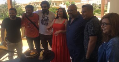 أسرة مسلسل "عودة الأب الضال" تحتفل بعيد ميلاد بيومى فؤاد.. صور
