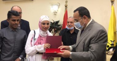 بالدموع والزغاريد.. سيدة العريش الكفيفة تتسلم شقتها الجديدة هدية من الرئيس