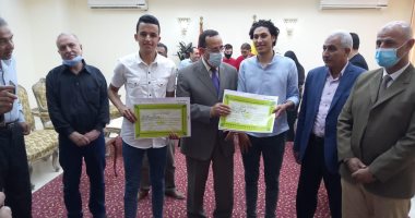 بعد نشر قصتهما باليوم السابع.. محافظ شمال سيناء يكرم شابين نفذا مبادرة لنظافة شاطئ