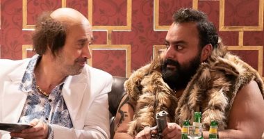 شيكو "يعمر" سلاحه فى ظهوره الخاص بفيلم البعض لا يذهب للمأذون مرتين.. صورة