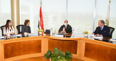 "الهجرة" تنظم لقاء للمصرية "ليلى بنس" مع رئيس البورصة
