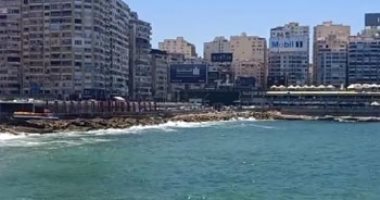 إسكندرية المارية وترابها زعفران.. شاهد جمال الأمواج داخل شواطئ عروس البحر المتوسط