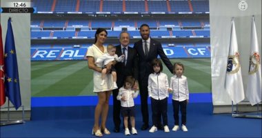 راموس وأسرته يودعون ريال مدريد بالصور التذكارية مع بيريز 