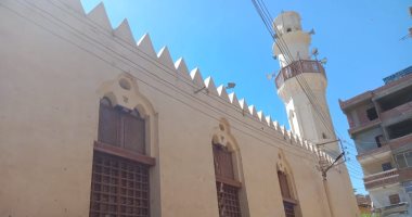 أقدم من الأزهر بـ16 سنة.. مسجد الحسن بن صالح تحفة المنيا المبهرة.. يضم رواقين وساقية لرفع المياه من بحر يوسف وما يزيد عن 40 عمودا.. أطلق عليه اسم حفيد رسول الله.. وتحيط به الأضرحة من كل مكان.. فيديو وصور