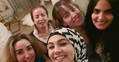 هنا الزاهد تحتفل بخروج والدتها من المستشفى