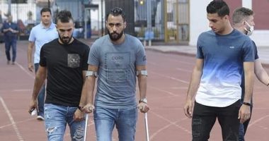 حسام عاشور بـ"عكاز" خلال مؤازرته لفريقه الاتحاد السكندرى أمام المقاصة.. صور