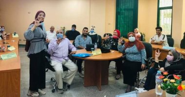 مركز خدمات ذوى الإعاقة بجامعة المنصورة ينظم ورشة لتعليم لغة الإشارة.. صور