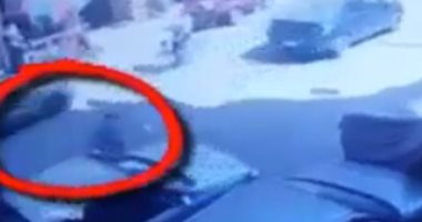 موظف يدهس فتاة لامست مرآة سيارته بالشرقية.. فيديو
