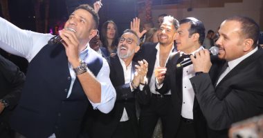وصلة غناء تجمع حماقى ومحمد نور وإيهاب توفيق فرح ابن مصطفى قمر.. فيديو