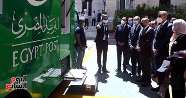 رئيس الوزراء يتفقد إحدى سيارات البريد المتنقلة.. ويشيد بالتجربة