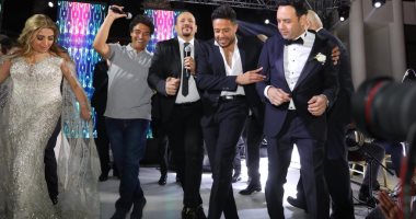 نجوم الغناء يشاركون مصطفى قمر احتفاله بزفاف ابنه إياد × 12 صورة