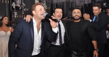 مصطفى قمر يرقص مع تامر حسنى فى حفل زفاف ابنه إياد.. فيديو