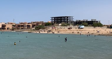 الشواطئ المفتوحة شمال الغردقة تجذب المواطنين فى الإجازات الأسبوعية.. لايف وصور