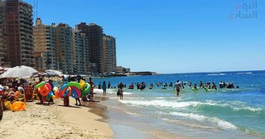 شواطئ الإسكندرية كاملة العدد يوم الجمعة بعد استقبال رحلات اليوم الواحد.. لايف