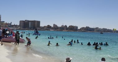 شواطئ مطروح شكل تانى يوم الجمعة.. زحام وإقبال كبير من المصطافين.. فيديو وصور