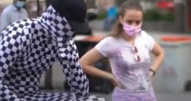 "رجل الشطرنج" يتجول بشوارع مدريد ويتحدى المارة مقابل مكافأة مالية.. فيديو وصور