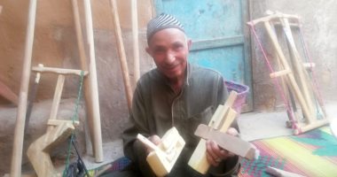 كيف تصنع "الضبة والمفتاح" وحكاية عم عبد الله آخر نجار بلدى بالوادى الجديد.. فيديو