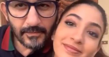 وصلة رقص طريفة بين أحمد حلمي وابنته لي لي على تيك توك.. فيديو وصور