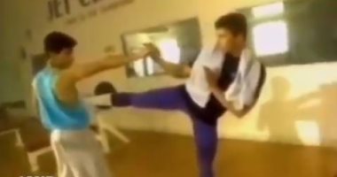 فان دام يستعين بفيديو من الذكريات لشرح تفاصيل حركته الشهيرة.. فيديو وصور