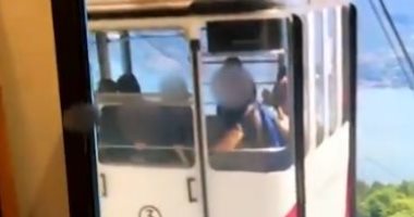 اللحظات الأولى لكارثة سقوط تلفريك إيطالى بعد انقطاع الكابلات.. فيديو