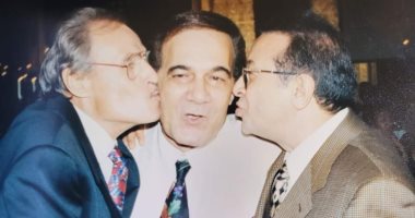 محمود ياسين يتوسط نور الشريف وعزت العلايلى فى صورة نادرة