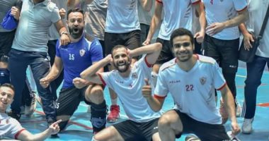 لاعب طائرة الزمالك يحتفل بالتتويج بالكأس على طريقة مؤمن زكريا.. صور