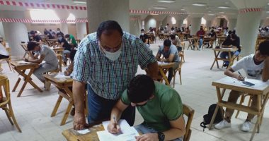 رئيس جامعة حلوان يتابع سير امتحانات الفصل الدراسى الثانى للعام الجامعى.. صور