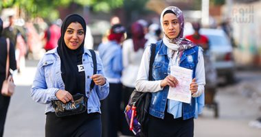 انطلاق الامتحان النظرى لطلبة الدبلومات الفنية وسط إجراءات وقائية.. تسليم الطلاب كمامات ومطهرات.. تفتيش باستخدام العصا الإلكترونية.. وسهولة بأسئلة اللغة العربية والإجابة عن التربية الدينية فى المنزل.. صور