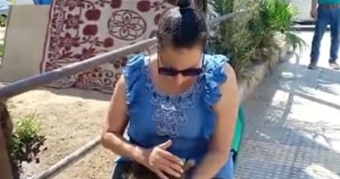 ملاك الرحمة.. رينا تعالج الكلاب الضالة وترعاها يوميا بالإسكندرية "فيديو"