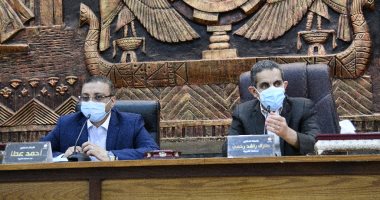 محافظ الغربية يعقد اجتماعين لمتابعة تنفيذ مشروعات الرصف وتطوير العشوائيات