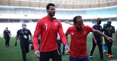 إغماء وليد سليمان وعم حارث فى استاد رادس قبل مباراة الأهلي والترجي