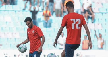 لاعبو الأهلي يؤدون عمليات الإحماء قبل مواجهة الترجي.. صور