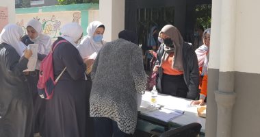 توافد طلاب الثانوية الأزهرية على اللجان فى أول أيام الامتحانات.. صور