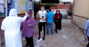 بالعصا الالكترونية والكمامات.. استقبال طلاب الدبلومات الفنية بلجان الغربية "لايف"