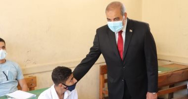 رئيس جامعة الأزهر يتفقد امتحانات الثانوية الأزهرية :"منتظركم فى الجامعة".. صور