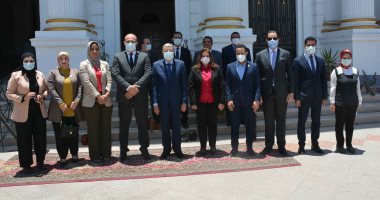 محافظ المنيا يستقبل وفدا من تنسيقية شباب الأحزاب والسياسيين