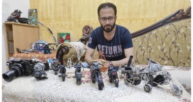 مجسمات من القمامة.. "أمير" يستخدم الأسلاك والنفايات المعدنية فى صناعة التحف