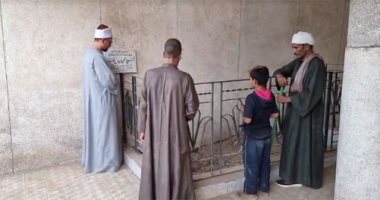 توافد محبى الشيخ المنشاوى على قبره لقراءة الفاتحة.. فى ذكرى رحيله الـ52