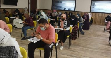 إجراءات احترازية وتباعد اجتماعى بامتحانات الدراسات الاقتصادية بجامعة الإسكندرية