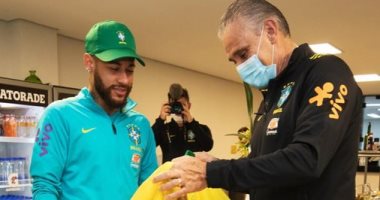 نيمار يهدي مدرب البرازيل قميصا خاصا بمناسبة ذكرى تدريب السيليساو.. فيديو
