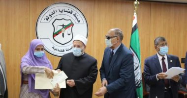 مفتى الجمهورية يسلم جائزة الدراسات الإسلامية للفائزين بجامعة جنوب الوادى