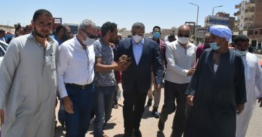 محافظ البحر الأحمر يتفقد شارع الكهف ومحيط السنتر الليبى بالغردقة .. صور
