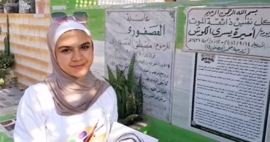 "مودة" تحتفل بنجاحها فى الشهادة الإعدادية أمام قبر والدتها ببورسعيد.. لايف