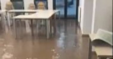 لقطات تظهر غرق مركز شرطة فى المياه قرب باريس بسبب عاصفة عنيفة.. فيديو