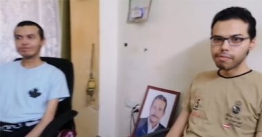 كان يحملهم على ظهره.. 3 أبناء مصابين بضمور العضلات يروون تفاصيل كفاح والدهم