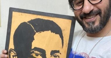 "أراك دائمًا فى منامى" أحمد حلمى يحتفل بعيد الأب بصورة رسمها لوالده من 25 سنة