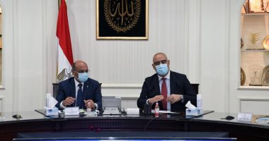 وزيرا الإسكان والعدل يبحثان توفير أراض لمقار الشهر العقارى والمحاكم بالمدن الجديدة