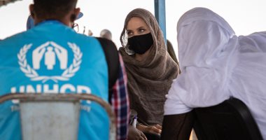 إنجلينا جولي تدعو من بوركينا فاسو لاستضافة اللاجئين حول العالم .. فيديو 