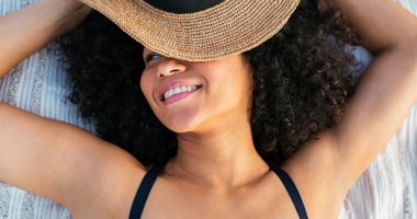 5 خطوات لـ مكياج مثالى للسمراوات فى المصيف.. الماسكارا المقاومة للماء ضرورية