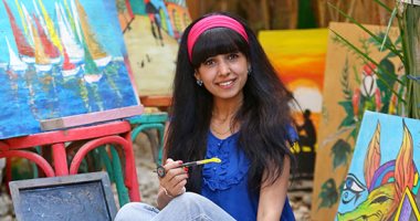 توتا تواب معجونة بالفن.. كرستينا ترسم على كل شىء من الباب للثلاجة